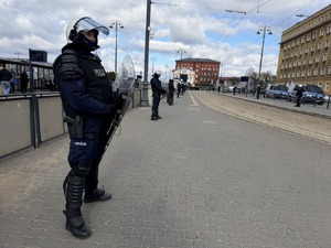 zdjęcia ukazujące zabezpieczenie meczu przez policjantów