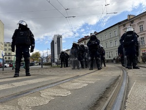 zdjęcia ukazujące zabezpieczenie meczu przez policjantów