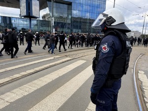 zdjęcia ukazujące zabezpieczenie meczu przez policjantów
