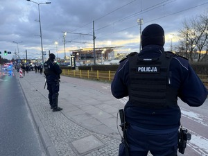 zdjęcia ukazujące zabezpieczenie meczu przez policjantów