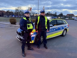 zdjęcia ukazujące zabezpieczenie meczu przez policjantów