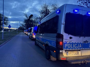 zdjęcia ukazujące zabezpieczenie meczu przez policjantów