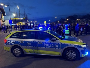 zdjęcia ukazujące zabezpieczenie meczu przez policjantów