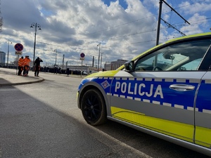 zdjęcia ukazujące zabezpieczenie meczu przez policjantów