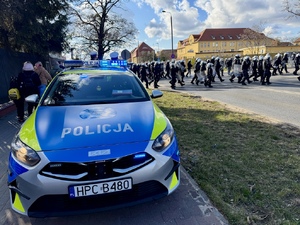 zdjęcia ukazujące zabezpieczenie meczu przez policjantów