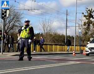 zdjęcia ukazujące zabezpieczenie meczu przez policjantów