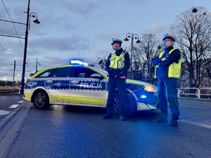 zdjęcia ukazujące zabezpieczenie meczu przez policjantów