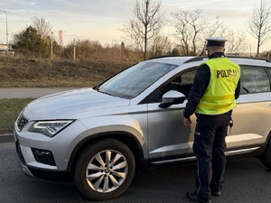 Policjanci ruchu drogowego podczas działań.