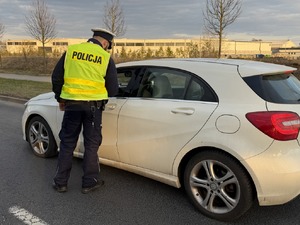 Policjanci ruchu drogowego podczas działań.