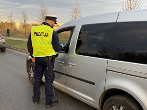 Policjanci ruchu drogowego podczas działań.