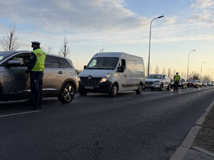 Policjanci ruchu drogowego podczas działań.