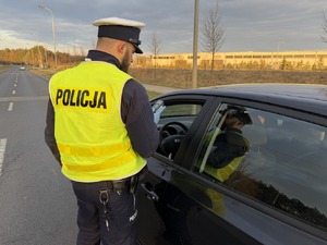 Policjanci ruchu drogowego podczas działań.