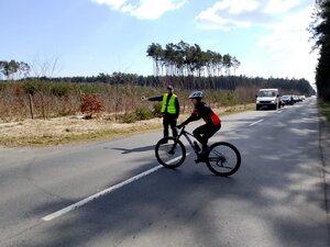 Policjanci podczas zabezpieczenia przejazdu uczestników maratonu MTB w Koronowie.