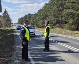 Policjanci podczas zabezpieczenia przejazdu uczestników maratonu MTB w Koronowie.