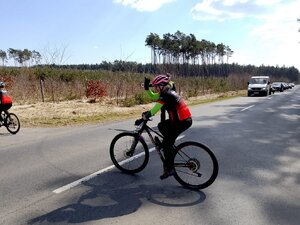 Policjanci podczas zabezpieczenia przejazdu uczestników maratonu MTB w Koronowie.
