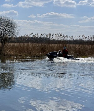 policjanci zabezpieczający regaty