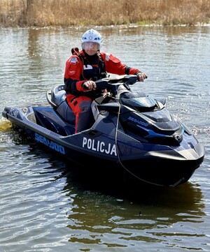 policjanci zabezpieczający regaty