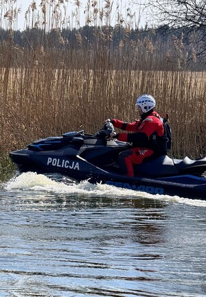 policjanci zabezpieczający regaty