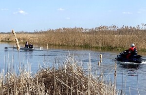policjant zabezpieczający uczestnika regat