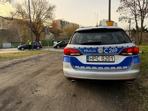 policjanci w trakcie kontroli drogowej badający trzeźwość kierujących