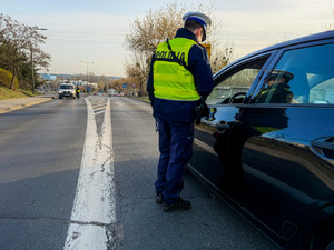 policjanci w trakcie kontroli drogowej badający trzeźwość kierujących