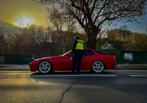 policjanci w trakcie kontroli drogowej badający trzeźwość kierujących