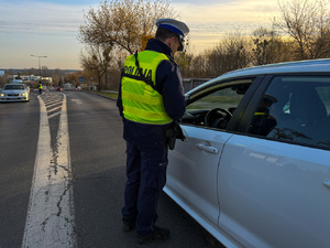 policjanci badający trzeźwość kierujących