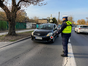 policjanci badający trzeźwość kierujących