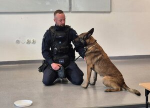 policjanci z psem służbowym Badim na spotkaniu z uczniami technikum menedżerskiego
