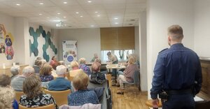 Uczestnicy spotkania podczas odgrywania scenki.