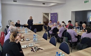 Policjantka i Seniorzy podczas spotkania.