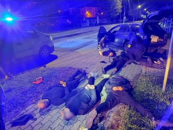 policjanci i pseudokibice w miejscu zatrzymania