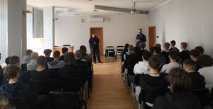 policjanci i uczniowie podczas pogadanki