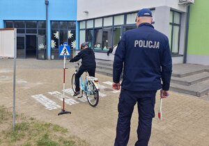 Egzamin na kartę rowerową pod okiem policjantów z Białych Błot
