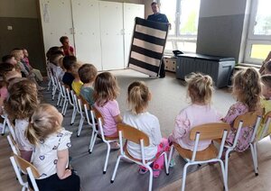 Białobłocki dzielnicowy z wizytą u najmłodszych