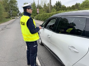 Policjanci ruchu drogowego podczas działań.