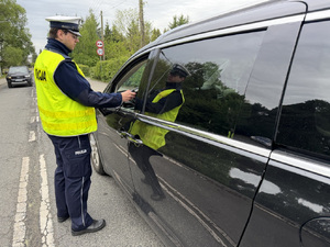 Policjanci ruchu drogowego podczas działań.