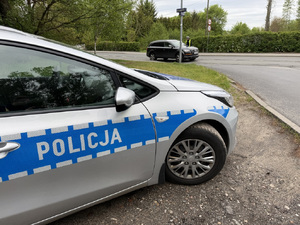Policjanci ruchu drogowego podczas działań.