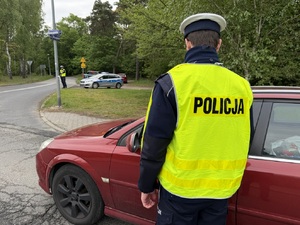 Policjanci ruchu drogowego podczas działań.