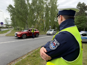 Policjanci ruchu drogowego podczas działań.
