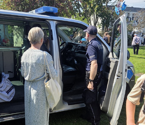Policjanci i mieszkańcy podczas festynu.