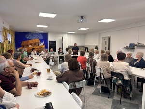 Policjantki i Seniorzy podczas spotkania.