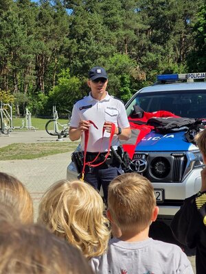 Policjanci i uczniowie podczas spotkania.