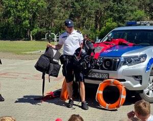 Policjanci i uczniowie podczas spotkania.
