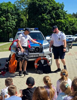 Policjanci i uczniowie podczas spotkania.