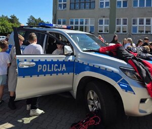 Policjanci i uczniowie podczas spotkania.