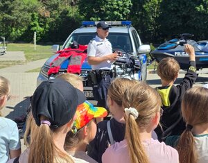 Policjanci i uczniowie podczas spotkania.