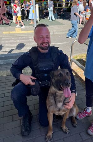 Policjanci i uczestnicy podczas pikniku.