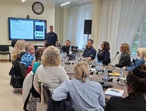 Policjanci i pracownicy Państwowej Inspekcji Sanitarnej podczas szkolenia.