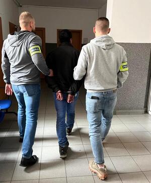 Policjanci z zatrzymanymi obcokrajowcami
